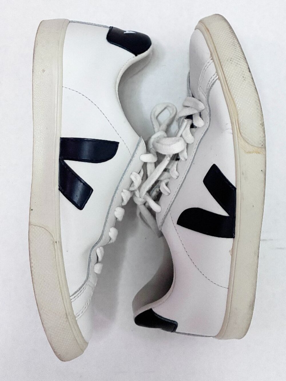 Veja Esplar Leather Low Sneaker White Black Logo - 37 (US 6)
